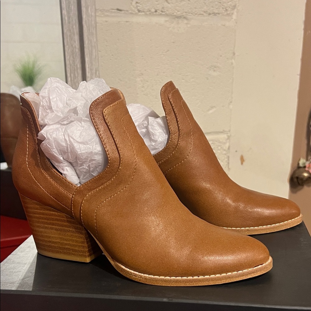 NIB Silent D Tan Leather Ankle Boots